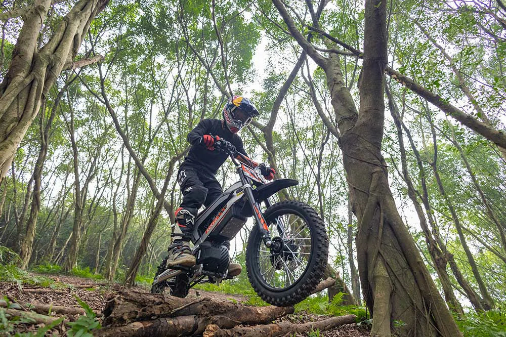 Test de la KuKirin X1 : La moto électrique tout-terrain par excellence pour les aventuriers