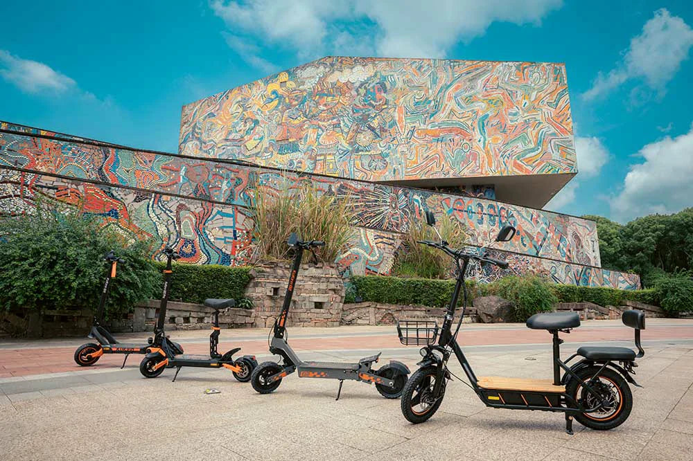 Electric Scooter vs. Regular Bike: Which One is Right for You?