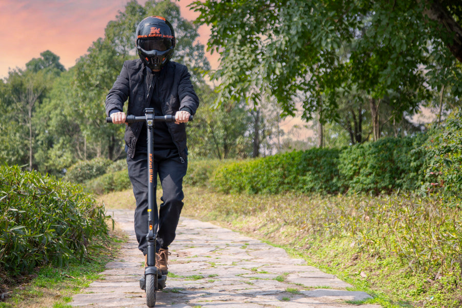 Trottinette électrique Pliable 8,5″ – Moteur 350W (500W Crête), 25 Km/h, Autonomie 30 Km, 3 Vitesses, Freinage Double, APP, IP54 – Adulte